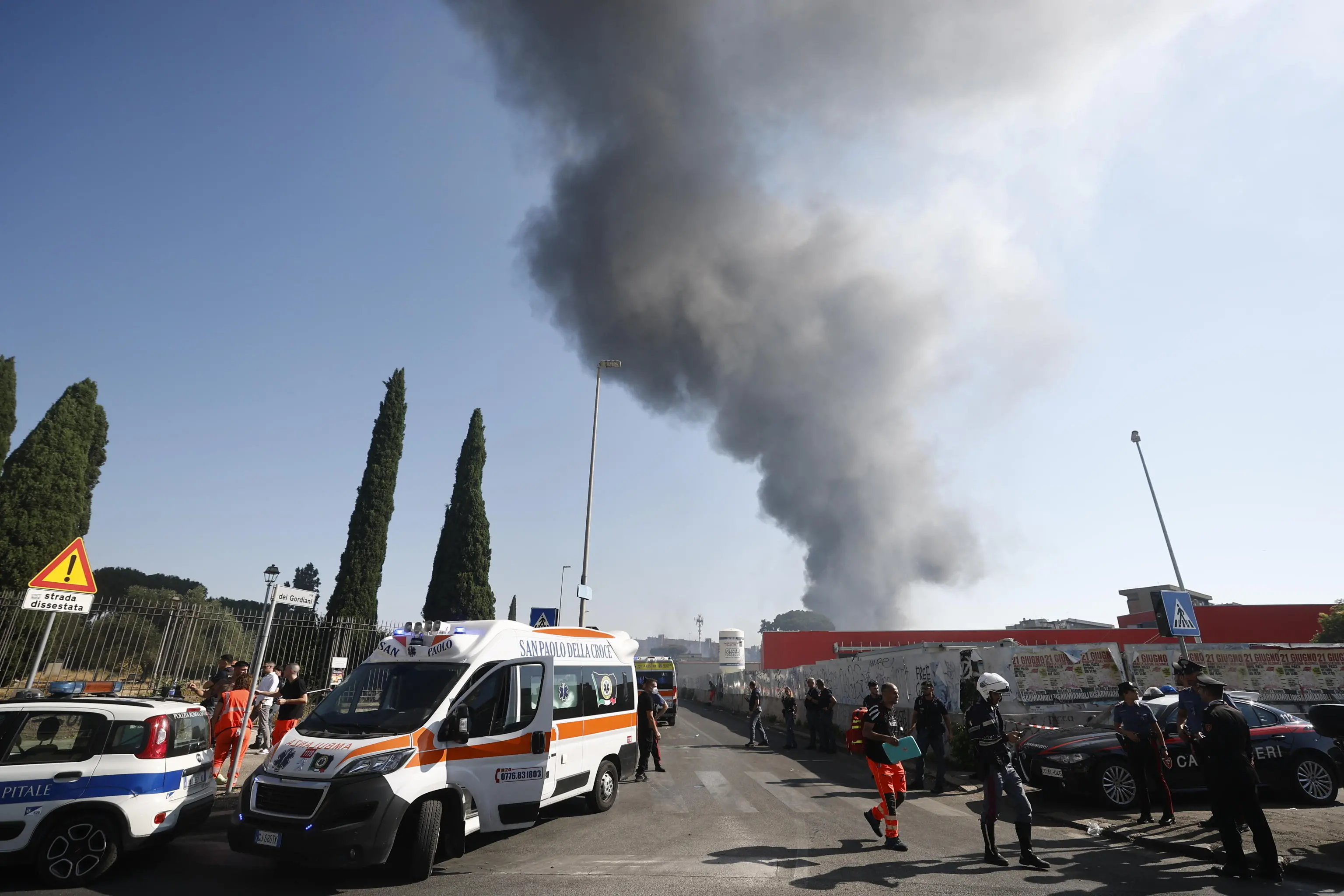 Roma, l'esplosione del distributore di carburante