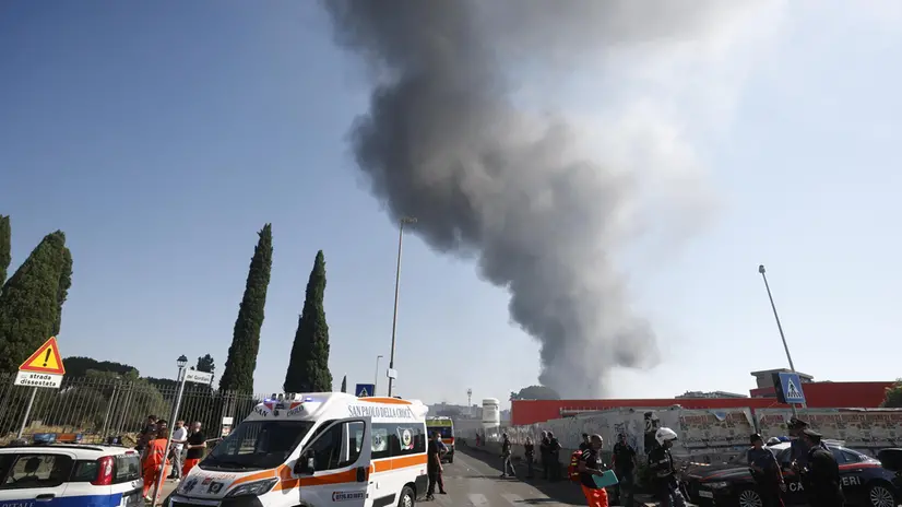 Roma, l'esplosione del distributore di carburante