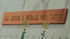 La scritta 'La legge è uguale per tutti' durante l'inaugurazione dell'anno giudiziario a Genova, 25 gennaio 2014. ANSA/LUCA ZENNARO