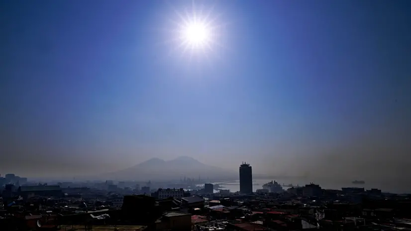 Sole, afa e foschia a Napoli tra le 19 città italiane con il bollino rosso per le alte temperature, 25 agosto 2023 ANSA / CIRO FUSCO