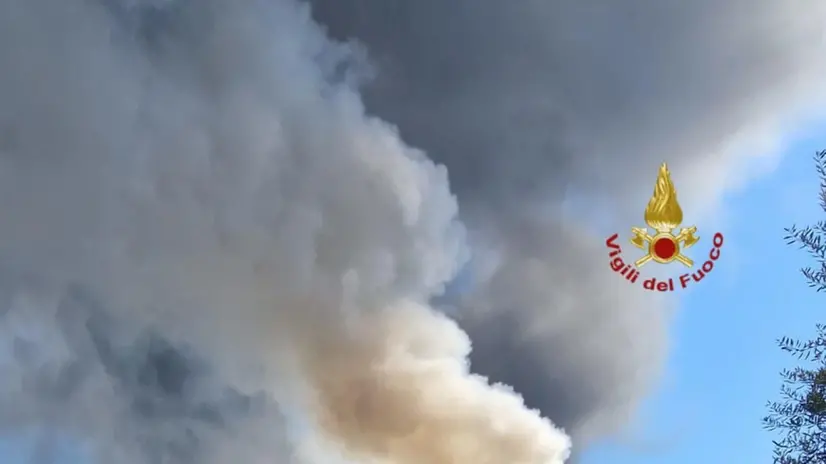 Il fumo si alza dal distributore di benzina di via dei Gordiani, al Prenestino, colpito da un'esplozione poco dopo le 8 del mattino, Roma 04 luglio 2025. ANSA/us Vigili del fuoco +++EDITORIAL USE ONLY; NPK+++