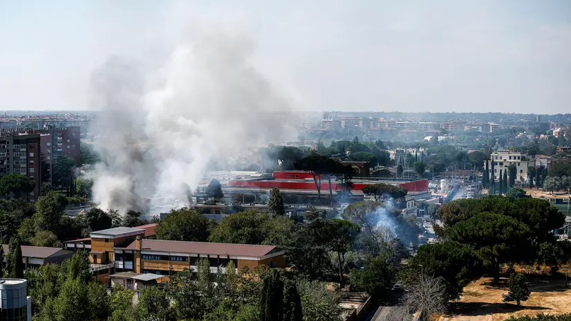 Soccorritori per l’esposione ed incendio di un distributore di benzina in via dei Gordiani, Roma, 04 luglio 2025. ANSA/ANGELO CARCONI