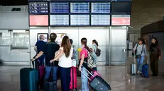 epa12212175 Passengers look at flight information boards inside Roissy-Charles de Gaulle Airport during a French air traffic controllers' strike, in Roissy-en-France outside Paris, France, 03 July 2025. The French UNSA-ICNA union has called for a two-day strike on 03 and 04 July over working conditions, causing travel disruption. EPA/YOAN VALAT
