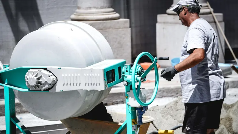 Emergenza caldo per i lavoratori dei cantieri stradali a rischio in un'estate afosa. Torino 01 luglio 2025 ANSA/TINO ROMANO