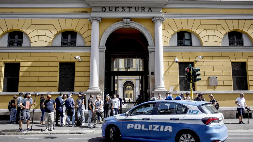 Giornalisti e cameramen all’ingresso della Questura per l’inizio dell’incidente probatorio per il delitto di Garlasco presso la Questura a Milano, 16 giugno 2025. ANSA/MOURAD BALTI TOUATI