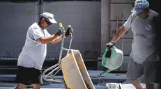 Emergenza caldo per i lavoratori dei cantieri stradali a rischio in un'estate afosa. Torino 01 luglio 2025 ANSA/TINO ROMANO