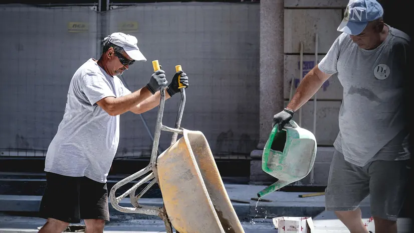Emergenza caldo per i lavoratori dei cantieri stradali a rischio in un'estate afosa. Torino 01 luglio 2025 ANSA/TINO ROMANO
