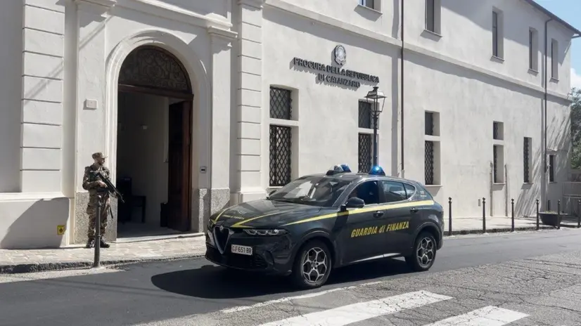 Guardia di finanza davanti sede Dda Catanzaro