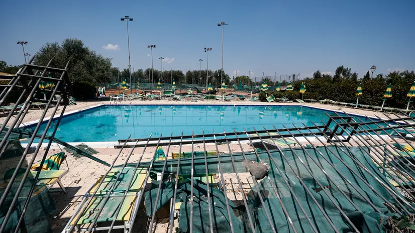 Il circolo sportivo Villa De Sanctis per l’esplosione con incendio in un distributore di benzina in via dei Gordiani, Roma, 04 luglio 2025. ANSA/ANGELO CARCONI