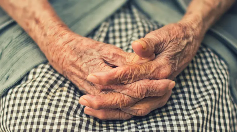 Le mani di una persona anziana
