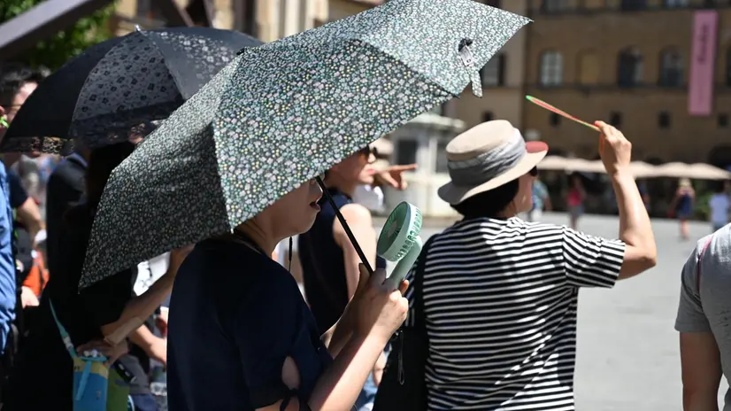 Emergenza caldo a Firenze, 24 luglio 2019. Confermato codice rosso per il caldo a Firenze per oggi mercoledì 24 luglio e previsto anche per domani giovedì 25 e dopodomani venerdì 26. ANSA/CLAUDIO GIOVANNINI