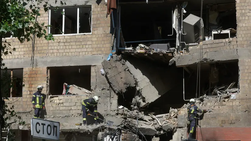 epa12214584 Ukrainian rescuers work at the site of a drone strike on a five-story residential building in Kyiv, Ukraine, 04 July 2025, amid the Russian invasion. More than 20 people were injured after Russian forces launched an overnight large-scale combined attack with at least 11 missiles and 539 drones across Ukraine, with Kyiv as the main target, the State Emergency Service (SES) of Ukraine reported. EPA/SERGEY DOLZHENKO