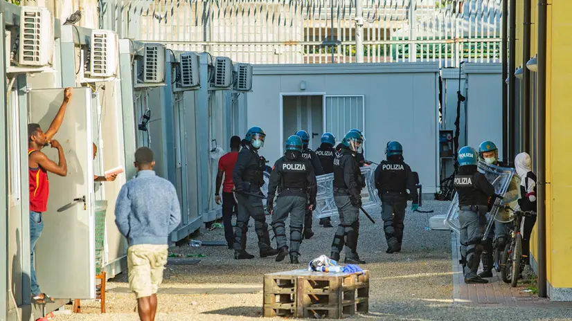 Rivolta detenuti del CPR di Via Corelli, Polizia in assetto antisommossa e personale sanitario sul posto, Milano,12 Ottobre 2020, ANSA/Andrea Fasani