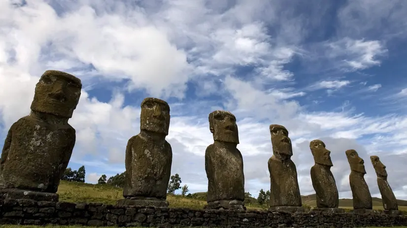 epa02248162 A picture dated 13 July 2010 shows the seven Moai, or monolithic human figures, of Ahu Akivi on the Easter Island, Chile. The island is located in the Pacific Ocean, more than 3,700 kilometers from the Chilean coast, and is one of the main touristic destinations of the counrty. EPA/IAN SALAS