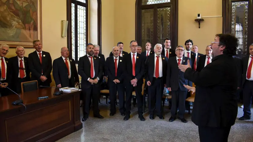 Il coro di Soave canta in Consiglio Comunale - © www.giornaledibrescia.it