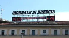 Nel pomeriggio del 4 luglio il termometro di piazzale Repubblica segna 38 gradi - Marco Ortogni/Neg © www.giornaledibrescia.it