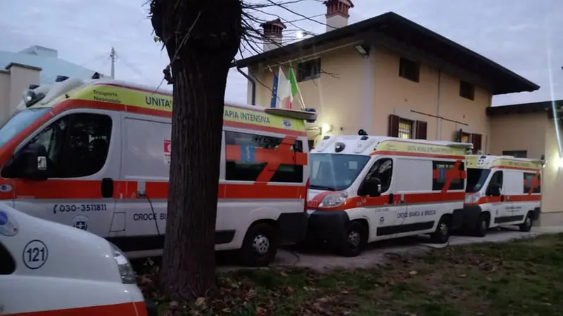 Le ambulanze fuori dalla sede - © www.giornaledibrescia.it