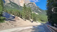 Frana Cadore, foto e video del punto della statale 51 di Alemagna, tra San Vito e Cortina, dove si è staccata dalla Croda Marcora la grande colata detritica. Foto e video Galvan