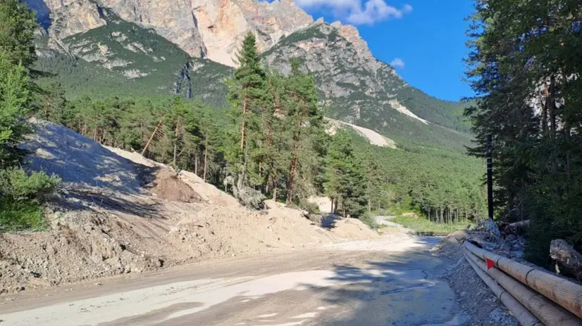 Frana Cadore, foto e video del punto della statale 51 di Alemagna, tra San Vito e Cortina, dove si è staccata dalla Croda Marcora la grande colata detritica. Foto e video Galvan