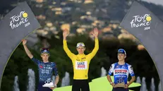 Il podio del tour 2024 con Tadej Pogacar in giallo tra Jonas Vingegaard e Remco Evenepoel - Foto Epa/Guillaume Horcajuelo