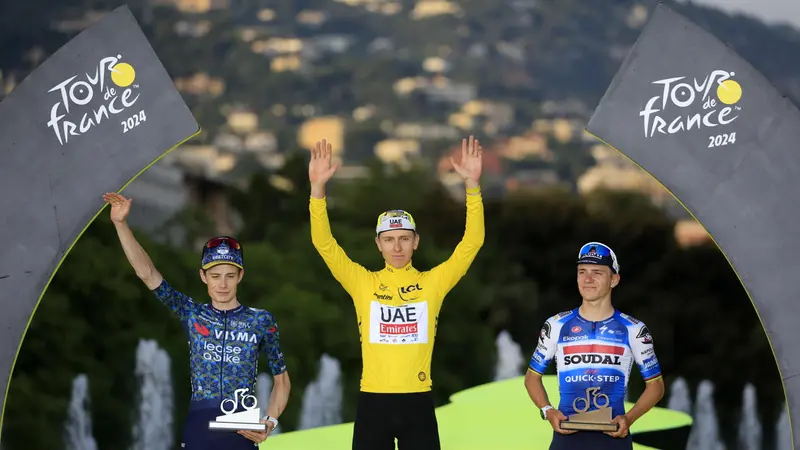 Il podio del tour 2024 con Tadej Pogacar in giallo tra Jonas Vingegaard e Remco Evenepoel - Foto Epa/Guillaume Horcajuelo