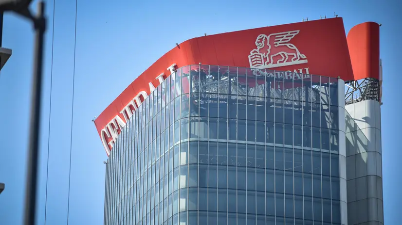L’insegna “Generali” sulla torre Generali di Citylife pericolante, isolata l’area sottostante e chiuso il centro commerciale, Milano 30 Giugno 2025 ANSA/MATTEO CORNER