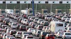 Automobilisti in fila a un casello -  Foto Ansa