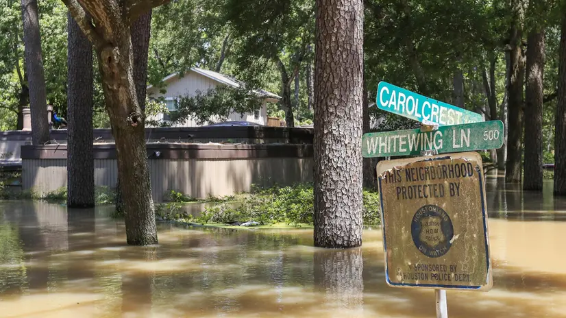 epa06175478 High water floods houses in a west Houston neighborhood as search and rescue operations continue in the aftermath of Hurricane Harvey in Houston, Texas, USA, 31 August 2017. Hurricane Harvey made landfall on the south coast of Texas as a major hurricane category 4. The last time a major hurricane of this size hit the United States was in 2005. EPA/TANNEN MAURY