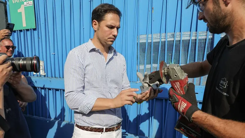 Il lucchetto nelle mani dell'assessore Alessandro Cantoni