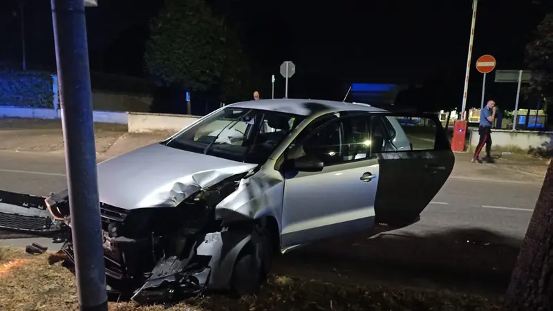 Incidente a Rudiano: auto finisce contro il palo della luce
