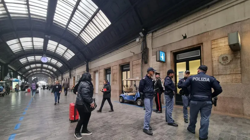 Agenti di polizia e carabinieri dopo il ritrovamento di Edoardo Galli il sedicenne scomparso a Colico,fuori degli uffici della Polfer alla Stazione Centrale a Milano, 29 marzo 2024. ANSA/Andrea Fasani
