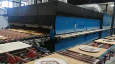 È nato ed è attivo nel cuore dell'Umbria un forno ceramico alimentato da una miscela di gas e idrogeno verde, autoprodotto da un elettrolizzatore che funziona grazie all'energia solare. Un progetto pionieristico, primo in Italia nel settore della stoviglieria e pronto quindi a segnare un nuovo percorso per la manifattura italiana. A presentare ufficialmente questo suo nuovo impianto produttivo, un sistema innovativo che abbatte i consumi energetici e rende l'intera filiera più sostenibile e competitiva, è stata l'azienda cooperativa di Città di Castello "Ceramiche Noi workers buyout" associata a Legacoop Umbria, 23 giugno 2025. ANSA/DANILO NARDONI