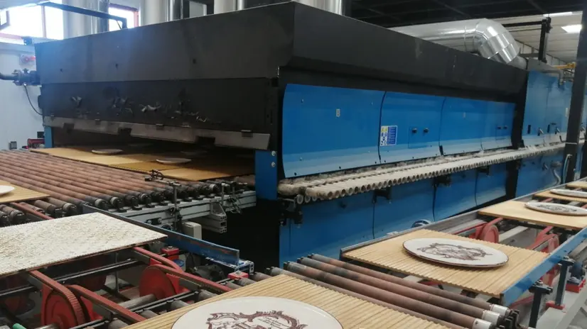 È nato ed è attivo nel cuore dell'Umbria un forno ceramico alimentato da una miscela di gas e idrogeno verde, autoprodotto da un elettrolizzatore che funziona grazie all'energia solare. Un progetto pionieristico, primo in Italia nel settore della stoviglieria e pronto quindi a segnare un nuovo percorso per la manifattura italiana. A presentare ufficialmente questo suo nuovo impianto produttivo, un sistema innovativo che abbatte i consumi energetici e rende l'intera filiera più sostenibile e competitiva, è stata l'azienda cooperativa di Città di Castello "Ceramiche Noi workers buyout" associata a Legacoop Umbria, 23 giugno 2025. ANSA/DANILO NARDONI