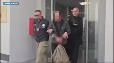 Estradato in Italia dall'Albania uno degli arrestati all'estero nell'ambito dell'operazione "El Rais", condotta dalla Polizia di Stato di Siracusa e dal Servizio Centrale Operativo e coordinata dalla Direzione Distrettuale Antimafia, 12 maggio 2025. L'indagato, un cittadino egiziano di 49 anni, è giunto a bordo di un volo partito dalla città di Tirana e atterrato nell'aeroporto di Fiumicino; scortato dagli agenti del Servizio per la Cooperazione Internazionale di Polizia è stato successivamente recluso nel carcere di Rebibbia a disposizione dell'Autorità Giudiziaria. ANSA/US POLIZIA +++ NPK +++ NO SALES, EDITORIAL USE ONLY +++