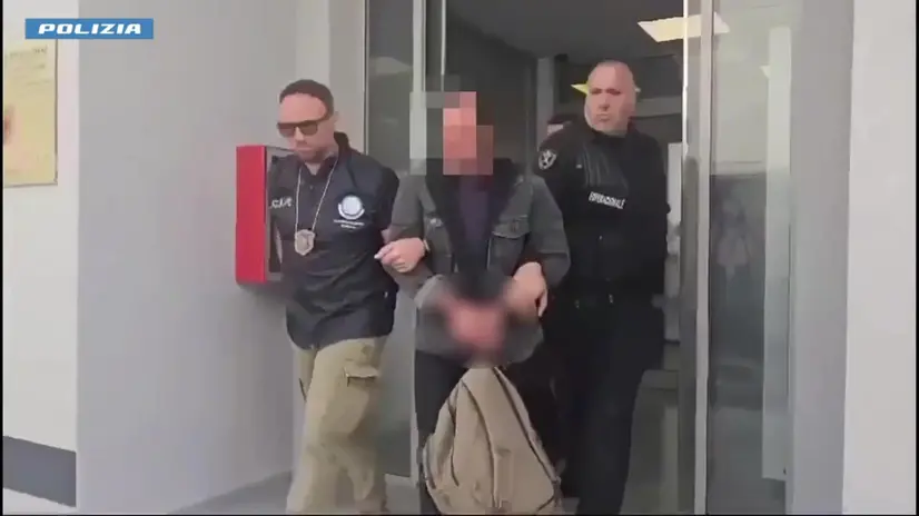 Estradato in Italia dall'Albania uno degli arrestati all'estero nell'ambito dell'operazione "El Rais", condotta dalla Polizia di Stato di Siracusa e dal Servizio Centrale Operativo e coordinata dalla Direzione Distrettuale Antimafia, 12 maggio 2025. L'indagato, un cittadino egiziano di 49 anni, è giunto a bordo di un volo partito dalla città di Tirana e atterrato nell'aeroporto di Fiumicino; scortato dagli agenti del Servizio per la Cooperazione Internazionale di Polizia è stato successivamente recluso nel carcere di Rebibbia a disposizione dell'Autorità Giudiziaria. ANSA/US POLIZIA +++ NPK +++ NO SALES, EDITORIAL USE ONLY +++