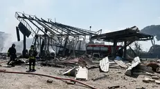 Vigili del Fuoco a lavoro per l’esplosione con incendio in un distributore di benzina in via dei Gordiani, Roma, 04 luglio 2025. ANSA/ANGELO CARCONI