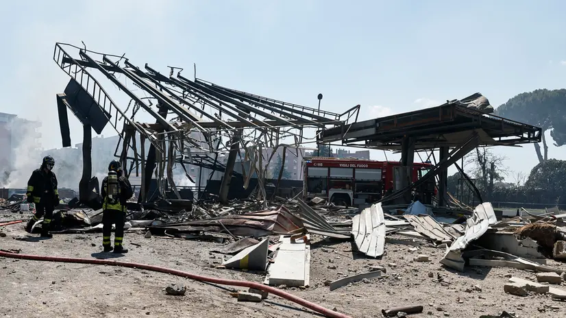Vigili del Fuoco a lavoro per l’esplosione con incendio in un distributore di benzina in via dei Gordiani, Roma, 04 luglio 2025. ANSA/ANGELO CARCONI