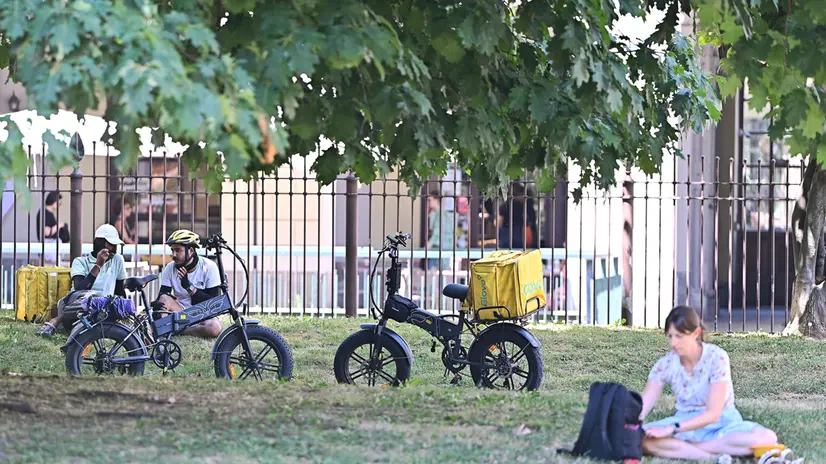 Rider e operai si fermano dalle ore 12 alle 16 come da ordinaza della regione piemonte per evitare il lavoro nelle ore più calde della giornata, Torino , 3 luglio 2025 ANSA/ALESSANDRO DI MARCO