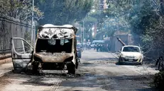 Vigili del Fuoco a lavoro per l’esplosione con incendio in un distributore di benzina in via dei Gordiani, Roma, 04 luglio 2025. ANSA/ANGELO CARCONI