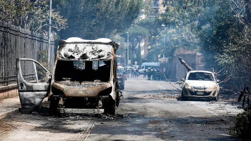 Vigili del Fuoco a lavoro per l’esplosione con incendio in un distributore di benzina in via dei Gordiani, Roma, 04 luglio 2025. ANSA/ANGELO CARCONI