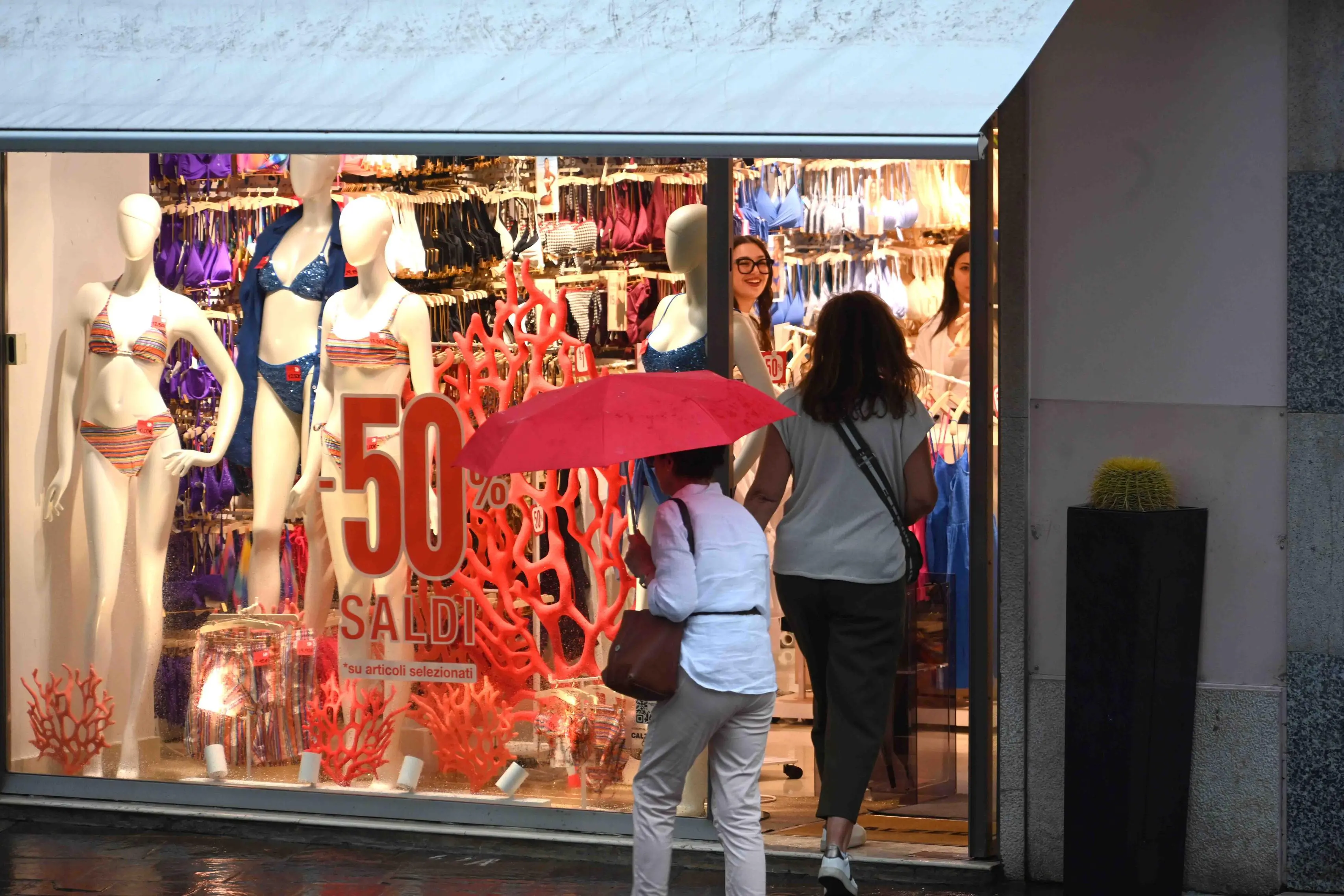 Saldi estivi sotto la pioggia
