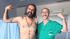 Omar Pedrini con il dottor Camillo Bertoglio - Foto dal profilo Instagram di Omar Pedrini