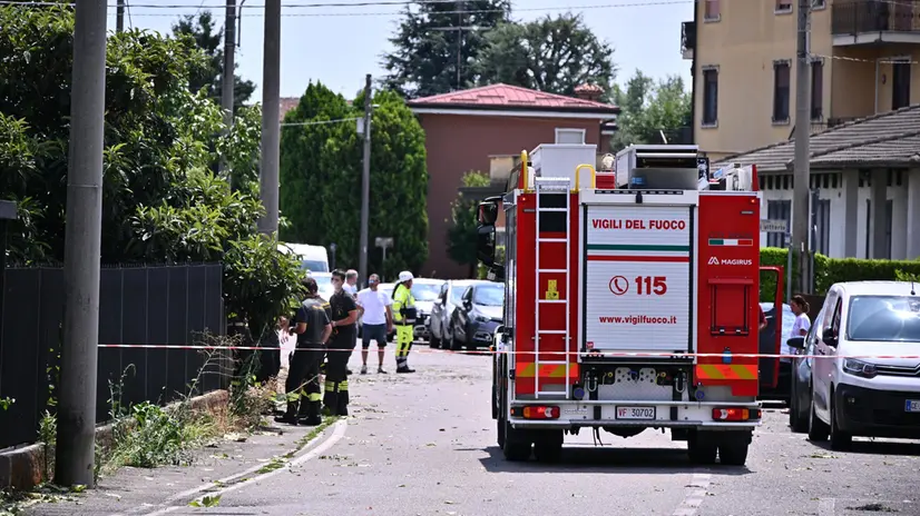 Vigili del fuoco a Caravaggio, intervenuti per i danni del maltempo - Foto Ansa/Michele Maraviglia © www.giornaledibrescia.it
