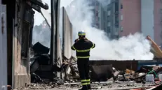 Vigili del Fuoco a lavoro per l’esplosione con incendio in un distributore di benzina in via dei Gordiani, Roma, 04 luglio 2025. ANSA/ANGELO CARCONI