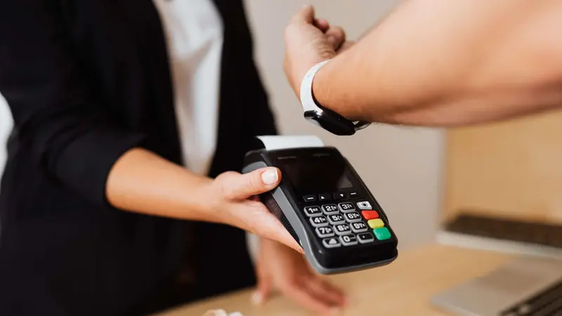 Un pagamento con lo smartwatch