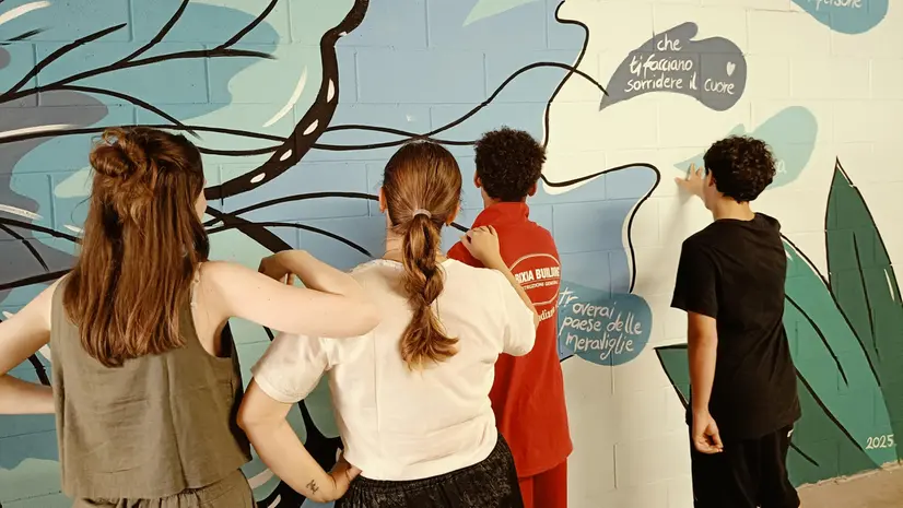 Alcuni ragazzi che hanno realizzato il murale - © www.giornaledibrescia.it
