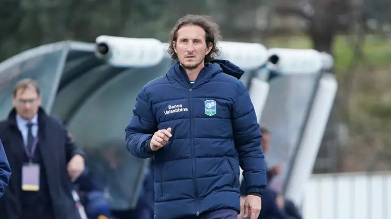 Aimo Diana sulla panchina della FeralpiSalò  - Foto New Reporter Perteghella © www.giornaledibrescia.it