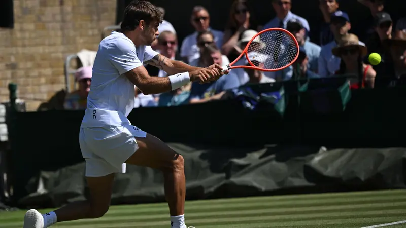 Flavio Cobolli in azione - Foto Ansa/Epa/Daniel Hambury © www.giornaledibrescia.it
