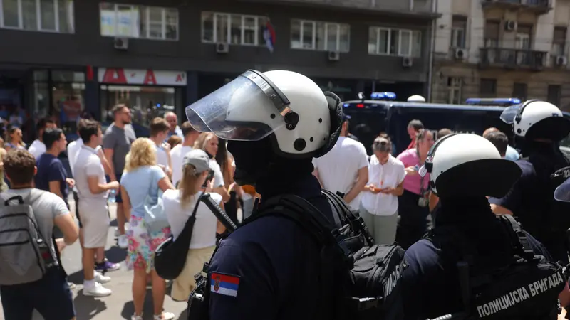 epa12214993 Riot police officers prepare to disperse a blockade organized by students and anti-government demonstrators in Belgrade, Serbia, 04 July 2025. University students and anti-government demonstrators are demanding snap elections and release of detained protesters. EPA/ANDREJ CUKIC
