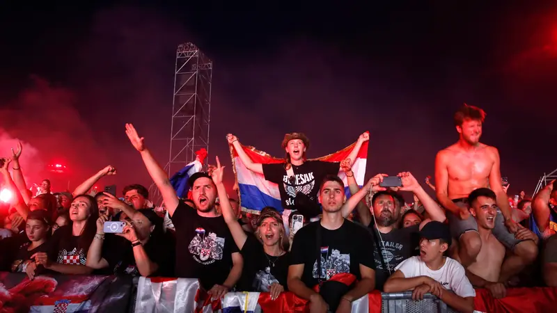 epa12219057 Fans react as Croatian singer Marko Perkovic Thompson (not pictured) performs on stage at the Hippodrome venue, in Zagreb, Croatia, 05 July 2025. Thompson, who has been banned from performing in several countries for sympathizing with Croatia's World War II Ustasha fascist far-right regime, is to perform to some half a million people at the show. EPA/ANTONIO BAT